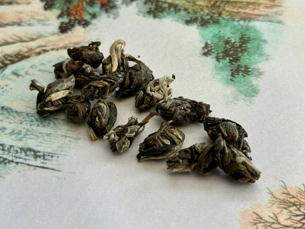 Load image into Gallery viewer, Pheonix Eyes Green Tea Close Up
